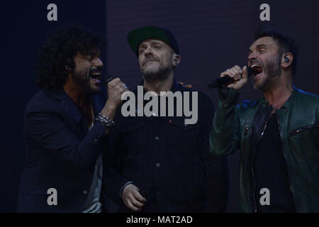 Neapel, Italien. 3 Apr.Nek, Max Pezzali und Francesco Renga, drei große italienische Musik Sänger gemeinsam für Ihre Tour "Max Nek Renga, il Tour", auf der Bühne des Teatro Palapartenope in Neapel, Italien. Credit: Mariano Montella/Alamy leben Nachrichten Stockfoto