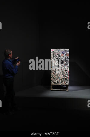 Frankfurt am Main, Deutschland. 3 Apr, 2018. Ein Besucher nimmt Fotos in der Ausstellung "Basquiat: Boom für Echten" in der Schirn Kunsthalle in Frankfurt, Deutschland, am 3. April 2018. Die Ausstellung dauert bis zum 27. Mai konzentriert sich auf amerikanische Künstler Jean-Michel Basquiat's Beziehung zu Musik, Text, Film und Fernsehen, seine Talente Situierung in einem breiteren kulturellen Kontext. Basquiat, einer amerikanischen Künstlerin, die als Graffiti Künstler in New York begann, war als Neo-expressionistischen und Primitivistische Maler in den 80er Jahren bekannt. Credit: Luo Huanhuan/Xinhua/Alamy leben Nachrichten Stockfoto