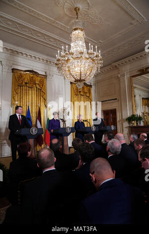 Washington, USA. 3. April 2018. Präsident Donald Trump nimmt an einer Pressekonferenz mit Führern der Baltischen Staaten am 3. April 2018. (Von links nach rechts: Präsident Rainonds Vejonis von Lativia, Präsident Kersti Kaljulaid Estlands, Litauens Präsidentin Dalia Grybauskaite, Präsident Donald Trump. Foto von Dennis Brack Credit: Dennis Brack/Alamy leben Nachrichten Stockfoto