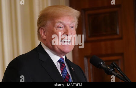 Washington, USA. 3. April 2018. Präsident Donald Trump nimmt an einer Pressekonferenz mit Führern der Baltischen Staaten am 3. April 2018. Foto von Dennis Brack Credit: Dennis Brack/Alamy leben Nachrichten Stockfoto