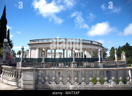 San Louis Obispo County, Kalifornien, USA. 24 Mär, 2018. Hearst Castle ist ein nationales und historisches Wahrzeichen und Kalifornien historische Sehenswürdigkeit Landhaus an der Küste von Kalifornien. Es wurde von der Architektin Julia Morgan entworfen, die zwischen 1919 und 1947 als Residenz für Zeitungskönig William Randolph Hearst, der 1951 starb. 1954 wurde es zu einem der California State Park. Im Bild: Neptune Pool (1924-1936). Credit: Katrina Kochneva/ZUMA Draht/Alamy leben Nachrichten Stockfoto