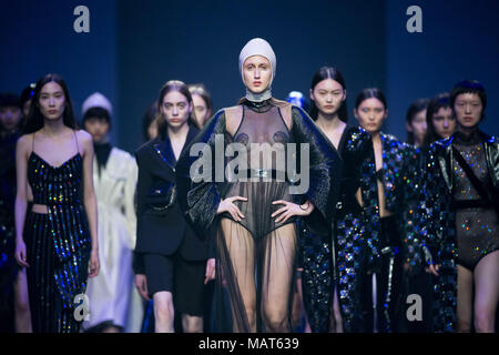 Shanghai, China. 3 Apr, 2018. Die Ich liebe schöne Frühling Sommer 2018 fashion show während der abschlusszeremonie von Shanghai Fashion Week. Credit: SIPA Asien/ZUMA Draht/Alamy leben Nachrichten Stockfoto