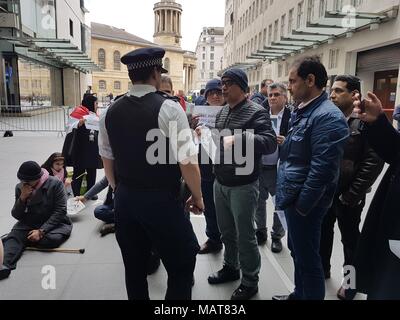 London, Großbritannien. April 2018. Eine Gruppe von Persisch-Iranern wird vor dem BBC-Hauptquartier demonstriert. Die Demonstranten beklagen, Dass die persische Niederlassung der BBC über ethnische Fragen im Südwesten des Landes nicht ausreichend informiert ist. Quelle: Alamy News Stockfoto