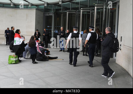 London, Großbritannien. April 2018. Eine Gruppe von Persisch-Iranern wird vor dem BBC-Hauptquartier demonstriert. Die Demonstranten beklagen, Dass die persische Niederlassung der BBC über ethnische Fragen im Südwesten des Landes nicht ausreichend informiert ist. Quelle: Alamy News Stockfoto