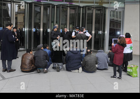 London, Großbritannien. April 2018. Eine Gruppe von Persisch-Iranern wird vor dem BBC-Hauptquartier demonstriert. Die Demonstranten beklagen, Dass die persische Niederlassung der BBC über ethnische Fragen im Südwesten des Landes nicht ausreichend informiert ist. Quelle: Alamy News Stockfoto