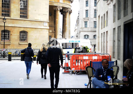 London, Großbritannien. April 2018. Eine Gruppe von Persisch-Iranern wird vor dem BBC-Hauptquartier demonstriert. Die Demonstranten beklagen, Dass die persische Niederlassung der BBC über ethnische Fragen im Südwesten des Landes nicht ausreichend informiert ist. Quelle: Alamy News Stockfoto