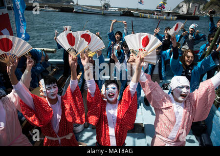 NUMAZU, JAPAN - 4. APRIL: ein Boot Last von dancing Fischer mit ihren Gesichtern in Pulverform weiß und gekleidet mit Frauen Roben im Mittelpunkt des Uchiura Fischereihafen während Ose Matsuri/Festival in der osezaki Bezirk Numazu, Präfektur Shizuoka am April 4, 2018, Japan statt. Quelle: Lba Co.Ltd./Alamy leben Nachrichten Stockfoto