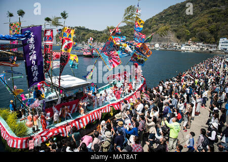 NUMAZU, JAPAN - 4. APRIL: ein Boot Last von dancing Fischer mit ihren Gesichtern in Pulverform weiß und gekleidet mit Frauen Roben im Mittelpunkt des Uchiura Fischereihafen während Ose Matsuri/Festival in der osezaki Bezirk Numazu, Präfektur Shizuoka am April 4, 2018, Japan statt. Quelle: Lba Co.Ltd./Alamy leben Nachrichten Stockfoto