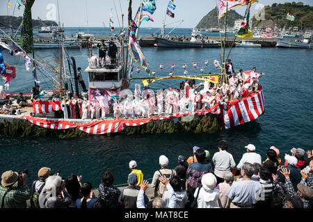 NUMAZU, JAPAN - 4. APRIL: ein Boot Last von dancing Fischer mit ihren Gesichtern in Pulverform weiß und gekleidet mit Frauen Roben im Mittelpunkt des Uchiura Fischereihafen während Ose Matsuri/Festival in der osezaki Bezirk Numazu, Präfektur Shizuoka am April 4, 2018, Japan statt. Quelle: Lba Co.Ltd./Alamy leben Nachrichten Stockfoto