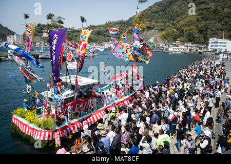 NUMAZU, JAPAN - 4. APRIL: ein Boot Last von dancing Fischer mit ihren Gesichtern in Pulverform weiß und gekleidet mit Frauen Roben im Mittelpunkt des Uchiura Fischereihafen während Ose Matsuri/Festival in der osezaki Bezirk Numazu, Präfektur Shizuoka am April 4, 2018, Japan statt. Quelle: Lba Co.Ltd./Alamy leben Nachrichten Stockfoto