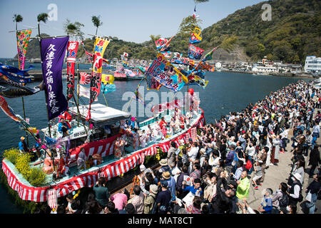 NUMAZU, JAPAN - 4. APRIL: ein Boot Last von dancing Fischer mit ihren Gesichtern in Pulverform weiß und gekleidet mit Frauen Roben im Mittelpunkt des Uchiura Fischereihafen während Ose Matsuri/Festival in der osezaki Bezirk Numazu, Präfektur Shizuoka am April 4, 2018, Japan statt. Quelle: Lba Co.Ltd./Alamy leben Nachrichten Stockfoto