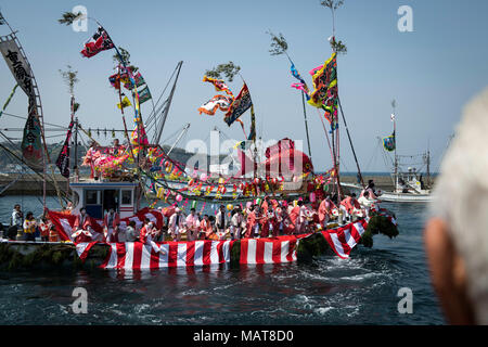 NUMAZU, JAPAN - 4. APRIL: ein Boot Last von dancing Fischer mit ihren Gesichtern in Pulverform weiß und gekleidet mit Frauen Roben im Mittelpunkt des Uchiura Fischereihafen während Ose Matsuri/Festival in der osezaki Bezirk Numazu, Präfektur Shizuoka am April 4, 2018, Japan statt. Quelle: Lba Co.Ltd./Alamy leben Nachrichten Stockfoto