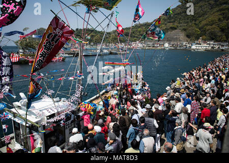 NUMAZU, JAPAN - 4. APRIL: ein Boot Last von dancing Fischer mit ihren Gesichtern in Pulverform weiß und gekleidet mit Frauen Roben im Mittelpunkt des Uchiura Fischereihafen während Ose Matsuri/Festival in der osezaki Bezirk Numazu, Präfektur Shizuoka am April 4, 2018, Japan statt. Quelle: Lba Co.Ltd./Alamy leben Nachrichten Stockfoto