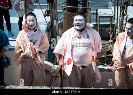 NUMAZU, JAPAN - 4. APRIL: ein Boot Last von dancing Fischer mit ihren Gesichtern in Pulverform weiß und gekleidet mit Frauen Roben im Mittelpunkt des Uchiura Fischereihafen während Ose Matsuri/Festival in der osezaki Bezirk Numazu, Präfektur Shizuoka am April 4, 2018, Japan statt. Quelle: Lba Co.Ltd./Alamy leben Nachrichten Stockfoto