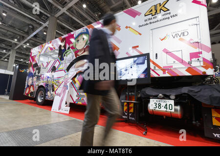 Tokio, Japan. 4 Apr, 2018. Ein Besucher Spaziergänge hinter einem 4 K Ultra HD-Aufnahmen Übertragungswagen während der 1. UHD Ausstattung Expo in Tokyo Big Sight in Tokio, Japan. Die Ultra High Definition (UHD) Ausstellung vereint alle Arten von 4K- und 8K-Technologien, einschließlich Kameras und Bildschirme für Industrie- und Broadcasting verwenden, bis 6. April. Credit: Rodrigo Reyes Marin/über ZUMA ZUMA Kabel/Kabel/Alamy leben Nachrichten Stockfoto