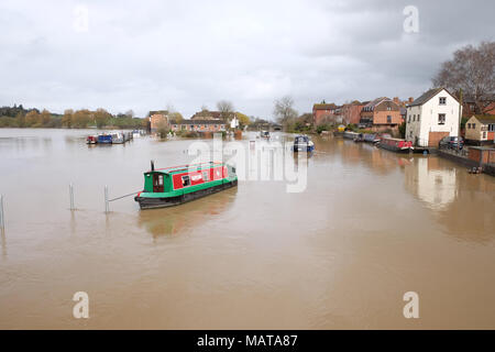 Stroud, Gloucestershire, Großbritannien - Mittwoch, 4. April 2018 - Überschwemmung, neben der Flüsse in Tewkesbury - Die Stadt liegt an der Mündung des Flusses Severn und den Fluss Avon - Die Umweltagentur hat einen roten Hochwasserwarnung in Tewkesbury - Weitere regen Prognose als lokalen Fluss steigt. Foto Steven Mai/Alamy leben Nachrichten Stockfoto