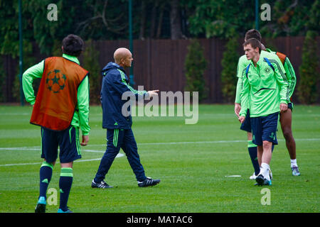 Datei: 4. April 2018: Ray Wilkins vergeht. Foto: Cobham, Großbritannien. 29 Sep, 2010. Ray Wilkins ermutigt, eine junge Josh McCreachan während der Ausbildung bei Cobham vor der zweiten Runde der CHAMPIONS LEAGUE gegen MARSEILLE FC Sept. 2010 Credit: Motofoto/Alamy leben Nachrichten Stockfoto