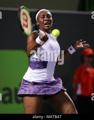 Key Biscayne, Florida, USA. 28. März, 2018. Venus Williams der Vereinigten Staaten schlägt eine Vorhand gegen Danielle Collins der Vereinigten Staaten während eines Viertelfinale am 2018 Miami öffnen, indem Itaú Professional Tennis Turnier präsentiert, die bei der crandon Park Tennis Center in Key Biscayne, Florida, USA gespielt. Collins gewann 6-2, 6-3. Mario Houben/CSM/Alamy leben Nachrichten Stockfoto