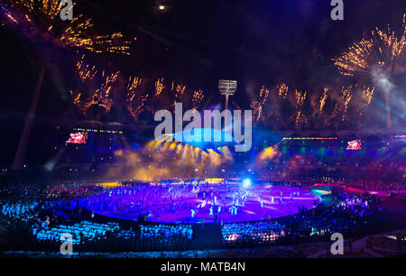 Gold Coast, Australien. 4 Apr, 2018. Eine Figur in der Form eines weißen Wal gesehen und Feuerwerk am Ende der Eröffnung der Commonwealth Games 2018 Gold Coast an der Carrara Stadion explodieren in der Gold Coast, Australien, 4. April 2018. Credit: Zhu Hongye/Xinhua/Alamy leben Nachrichten Stockfoto