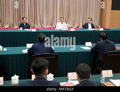 Shanghai, China. 3 Apr, 2018. Wang Yang, der Vorsitzende des 13. Nationalen Ausschuss der Chinese People's Political Consultative Conference (Cppcc), ebenfalls Mitglied des Ständigen Ausschusses des Politbüros der Kommunistischen Partei Chinas (CPC) Zentralausschuss, leitet ein Symposium zu hören und Überprüfen der Berichte von lokalen CPPCC Ausschüsse in Shanghai, Jiangsu, Zhejiang und Anhui Provinzen, während seiner Inspektion in Shanghai, China, April 3, 2018. Credit: Wang Ye/Xinhua/Alamy leben Nachrichten Stockfoto