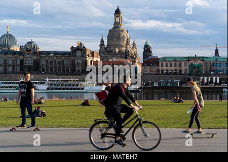 03 April 2018, Deutschland, Dresden: Menschen genießen Sie die Sonne auf der Elbe. Foto: Monika Skolimowska/dpa-Zentralbild/dpa Stockfoto