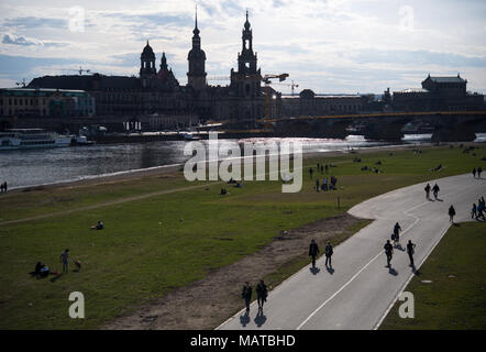 03 April 2018, Deutschland, Dresden: Menschen genießen Sie die Sonne auf der Elbe. Foto: Monika Skolimowska/dpa-Zentralbild/dpa Stockfoto