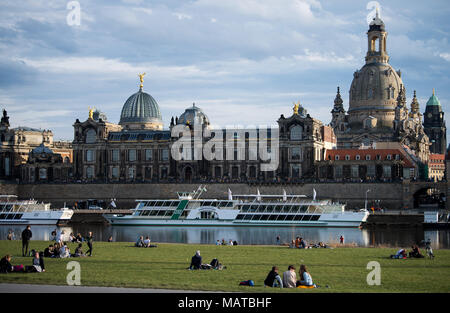 03 April 2018, Deutschland, Dresden: Menschen genießen Sie die Sonne auf der Elbe. Foto: Monika Skolimowska/dpa-Zentralbild/dpa Stockfoto