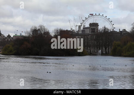 April 4, 2018 - Blumen blühen auf den Boden und auf die Bäume im Frühling in der Londoner St. James's Park entfernt. Enten, Gänse und Schwäne schwimmen in dem kleinen Fluss, während Eichhörnchen und mehrere Arten von Vögel auf den Bäumen des Parks leben. St James's Park ist zentral in London gelegen, in der Nähe von Buckingham Palace. London ist eine grüne Stadt, wie etwa 48 Prozent der britischen Hauptstadt Gastgeber Vegetation, Flüsse und Wasser. Die Stadt unterstützt viele Grünflächen und wertvolle Lebensräume für viele Pflanzen- und Tierarten und unterstützt somit eine große Menge an Biodiversität (Credit Bild: © Sha Stockfoto