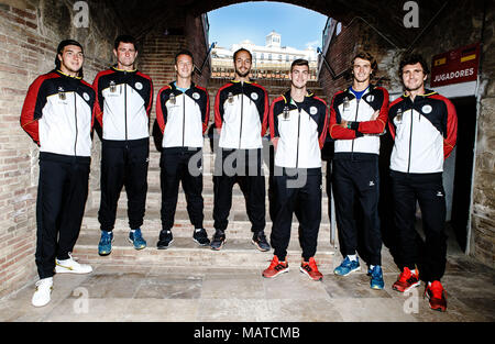 Valencia, Spanien. 4. April 2018. Das deutsche Davis Cup Team mit Jan-Lennard Struff (L-R), Kapitän Michael Kohlmann, Philipp Kohlschreiber, Tim Pütz, Max Marterer, Alexander Zverev und Mischa Zverev vor dem Viertelfinale gegen Spanien an der Plaza de Torros. Credit: Frank Molter/Alamy leben Nachrichten Stockfoto