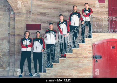 Valencia, Spanien. 4. April 2018. Das deutsche Davis-Cup-Team mit Alexander Zverev (L-R), Jan-Lennard Struff, Kapitän Michael Kohlmann, Max Marterer, Tim Pütz und Philipp Kohlschreiber vor dem Viertelfinale gegen Spanien an der Plaza de Torros. Credit: Frank Molter/Alamy leben Nachrichten Stockfoto