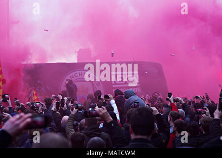 Anfield, UK. 4 Apr, 2018. Manchester City Trainer ist beschaedigt, da es an der Anfield für 1 Bein im Viertelfinale der Champions League Credit eintrifft: ken Biggs/Alamy leben Nachrichten Stockfoto