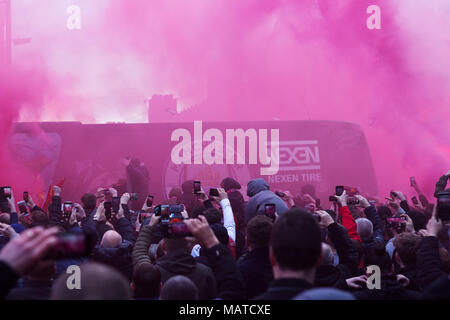 Anfield, UK. 4 Apr, 2018. Manchester City Trainer ist beschaedigt, da es an der Anfield für 1 Bein im Viertelfinale der Champions League Credit eintrifft: ken Biggs/Alamy leben Nachrichten Stockfoto