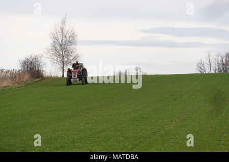 Głebowice, Polen, 4.April 2018. Polen Wetter; Ein weiterer Tag der Frühling, warm, kein Regen. Die Landwirte links Traktoren für Ackerflächen, um Sie mit Düngemitteln zu befruchten Erntegut Vegetation zu erhöhen. Credit: W124 Merc/Alamy leben Nachrichten Stockfoto