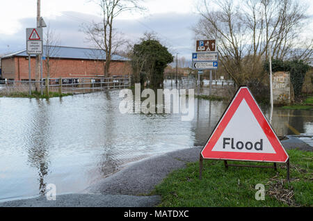 Tewkesbury. 4 Apr, 2018. UK Wetter: Hochwasser schließt die Abtei Parkplatz in Tewkesbury, Worcestershire, während der April 2018 Überschwemmungen. Foto: Simon Crumpton/Alamy leben Nachrichten Stockfoto