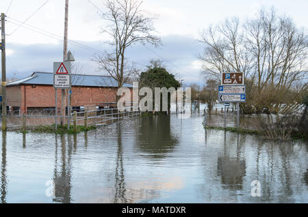 Tewkesbury. 4 Apr, 2018. UK Wetter: Hochwasser schließt die Abtei Parkplatz in Tewkesbury, Worcestershire, während der April 2018 Überschwemmungen. Foto: Simon Crumpton/Alamy leben Nachrichten Stockfoto