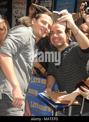 NEW YORK, NY - 27. Juni: Schauspieler Channing Tatum kommt, um "Late Show mit David Letterman' an Ed Sullivan Theater am 27. Juni 2012 in New York City. Personen: Channing Tatum Stockfoto