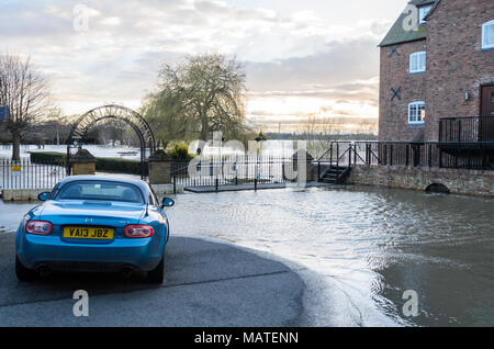 Tewkesbury. 4 Apr, 2018. UK Wetter: Victoria Gardens in Tewkesbury durch den Fluss Avon im April 2018 überschwemmt, mit einem Auto in der Nähe des Alter des Hochwasser. Foto: Simon Crumpton/Alamy leben Nachrichten Stockfoto