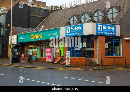 April 2020 Malone Road Belfast EIN traditioneller Fisch und Chips Shop und ein Centra Supermarkt offen für Geschäfte auf einem Kühler Frühlingsabend Stockfoto