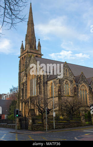 Die beeindruckende Fisherwick presbyterianischen Kirche auf der Malone Road in Belfast Nordirland auf einer nassen und kühlen Frühling Abend Stockfoto