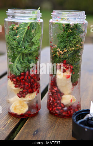 Smoothie Zutaten vor dem Hinzufügen von Flüssigkeit und Blending: Banana, Granatapfel Samen, Grünkohl, Leinsamen (Leinsamen) und Chia Samen Stockfoto