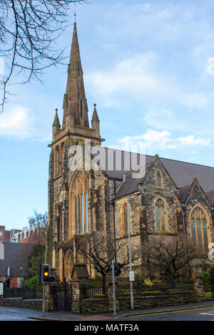 Die beeindruckende Fisherwick presbyterianischen Kirche auf der Malone Road in Belfast Nordirland auf einer nassen und kühlen Frühling Abend Stockfoto