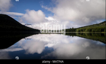 Fichte See im Süden Chilcotin Mountains Park (BC, Kanada) EIN bewölkter Tag und stille Wasser zeigen schöne Spiegelungen im See. Stockfoto