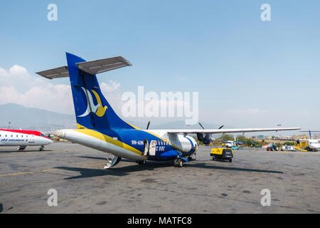 KATHMANDU, Nepal - ca. März 2108: ein Buddha Air ATR42 an der Tribhuvan International Airport. Stockfoto