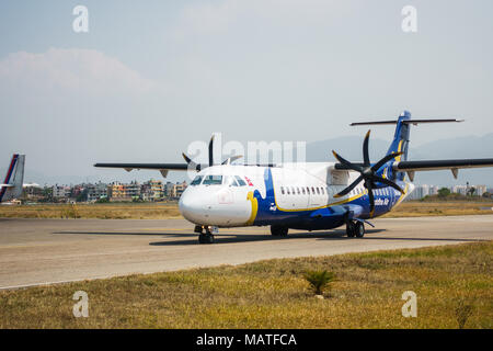 KATHMANDU, Nepal - ca. März 2108: ein Buddha Air ATR42 an der Tribhuvan International Airport. Stockfoto