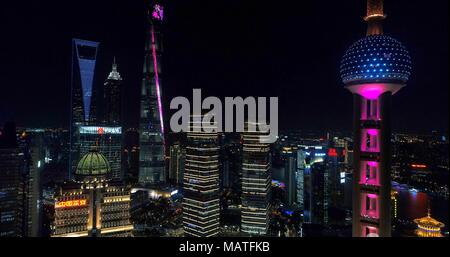 Luftaufnahme auf Shanghai New Financial District mit wichtigen Sehenswürdigkeiten, wie dem Oriental Pearl Tower und Shanghai Tower. 28.07.2017. Shanghai, China. Stockfoto