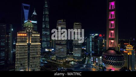 Antenne Stadtbild zeigen beleuchtete Shanghai Oriental Pearl Tower bei Nacht und dem neuen Finanzviertel im Hintergrund. 28.07.2017. Shanghai, China. Stockfoto