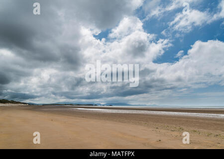 Strand von aberffraw Bay in Richtung Llanddwyn Island auf Anglesey Stockfoto