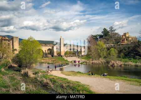 Besalú mittelalterliche Brücke, April 2018 Stockfoto