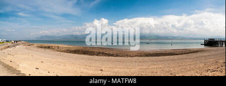 Anzeigen von Beaumaris Meer über Menaistraße in Richtung Snowdonia National Park Stockfoto