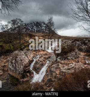 Dearg Stob und den kleinen Wasserfällen auf dem Fluss Coupall Buachaille Etive Mor, am, Glencoe in die schottischen Highlands Stockfoto